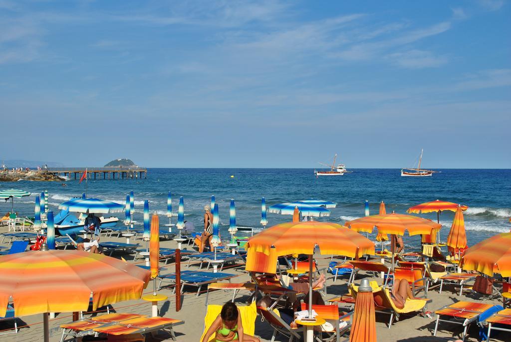 Hotel Bristol Laigueglia Bagian luar foto